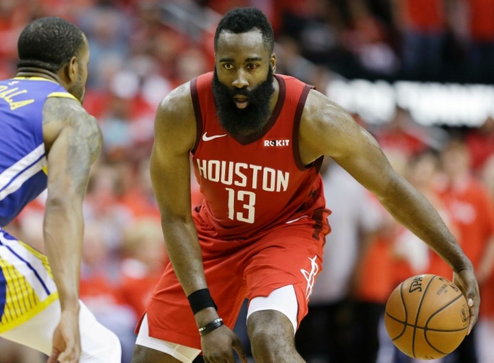 Presne pred rokom James Harden prepísal históriu NBA